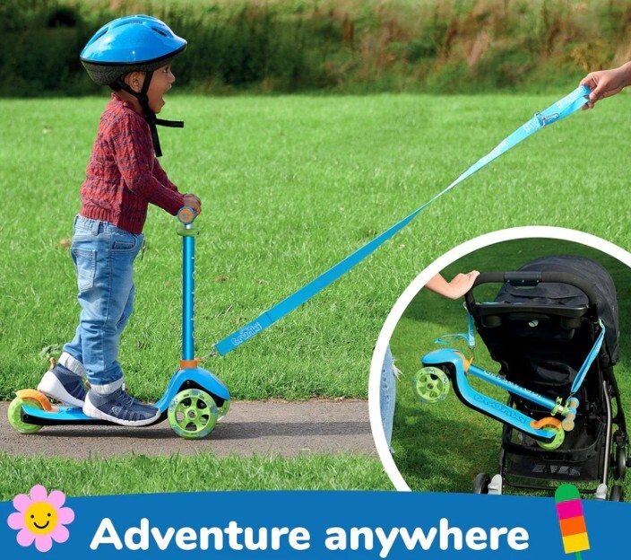 Detail zloženia a prenášania malej modrej kolobežky Trunki